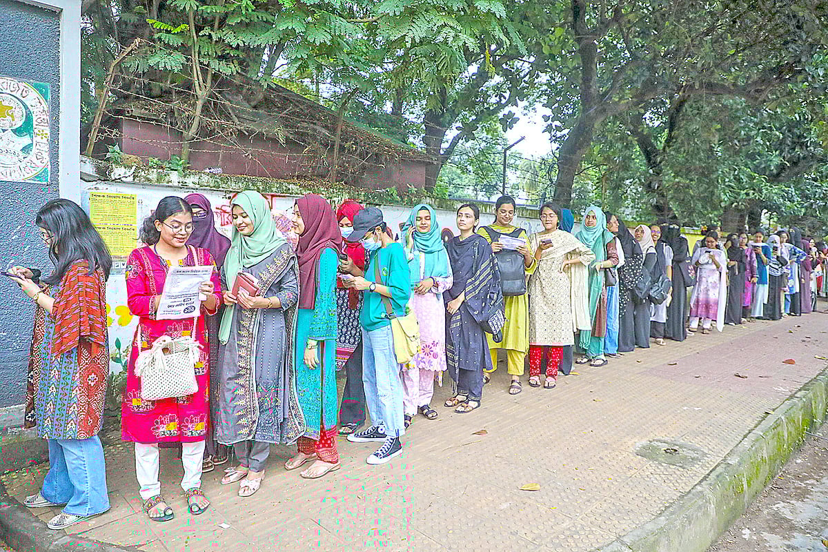 ঢাকা বিশ্ববিদ্যালয়ের শিক্ষার্থীরা উৎসবমুখর পরিবেশে ছাত্র সংসদ ও হল সংসদ নির্বাচনে ভোট দেন