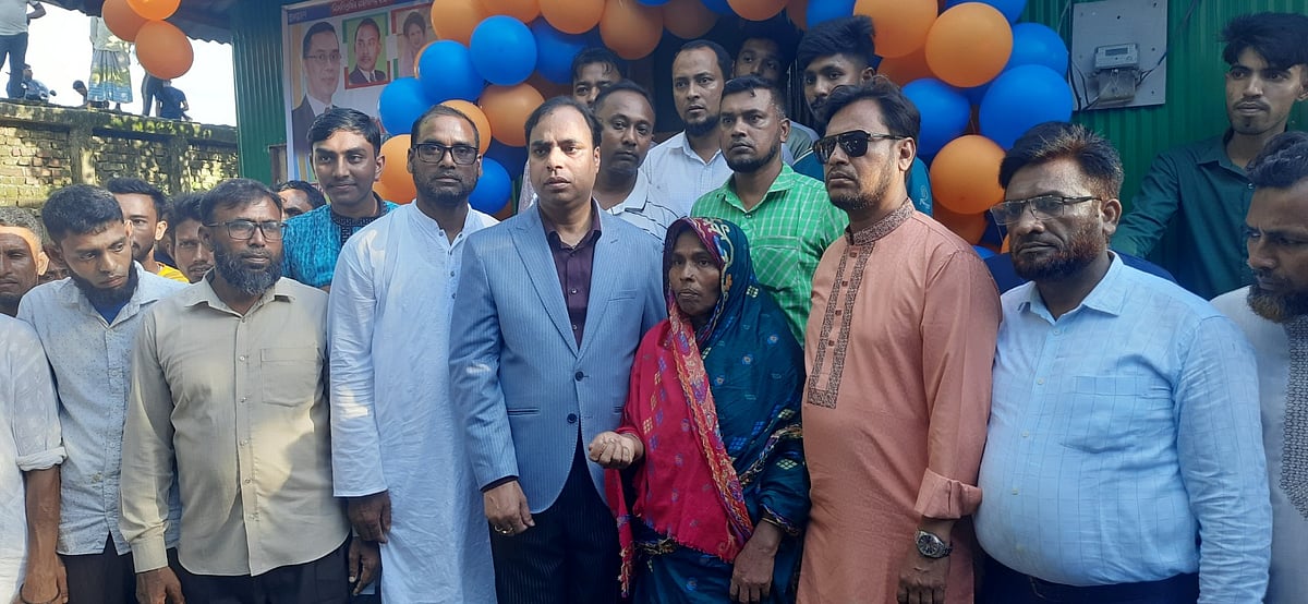 বিধবা আনোয়ারা বেগমের হাতে নতুন ঘরের চাবি তুলে দেন ভোলা–৪ আসনে বিএনপির মনোনয়নপ্রত্যাশী  ছিদ্দিক উল্লাহ মিয়া