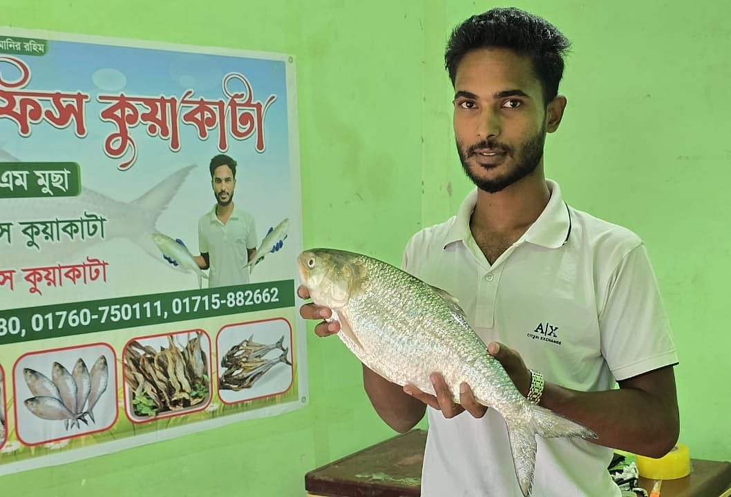 পটুয়াখালীর কুয়াকাটাসংলগ্ন বঙ্গোপসাগরে এক জেলের জালে আড়াই কেজি ওজনের এই ইলিশ ধরা পড়েছে