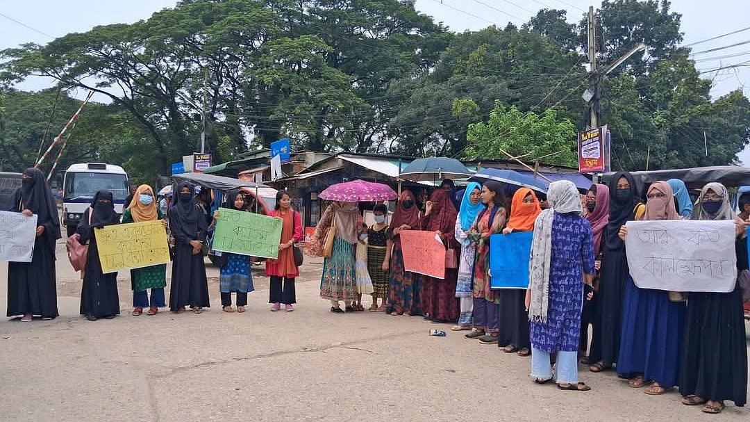 বাংলাদেশ কৃষি বিশ্ববিদ্যালয়ের অভ্যন্তরীণ আবদুল জব্বার মোড়ে মানববন্ধন করেন শিক্ষার্থীরা। আজ বৃহস্পতিবার দুপুরে