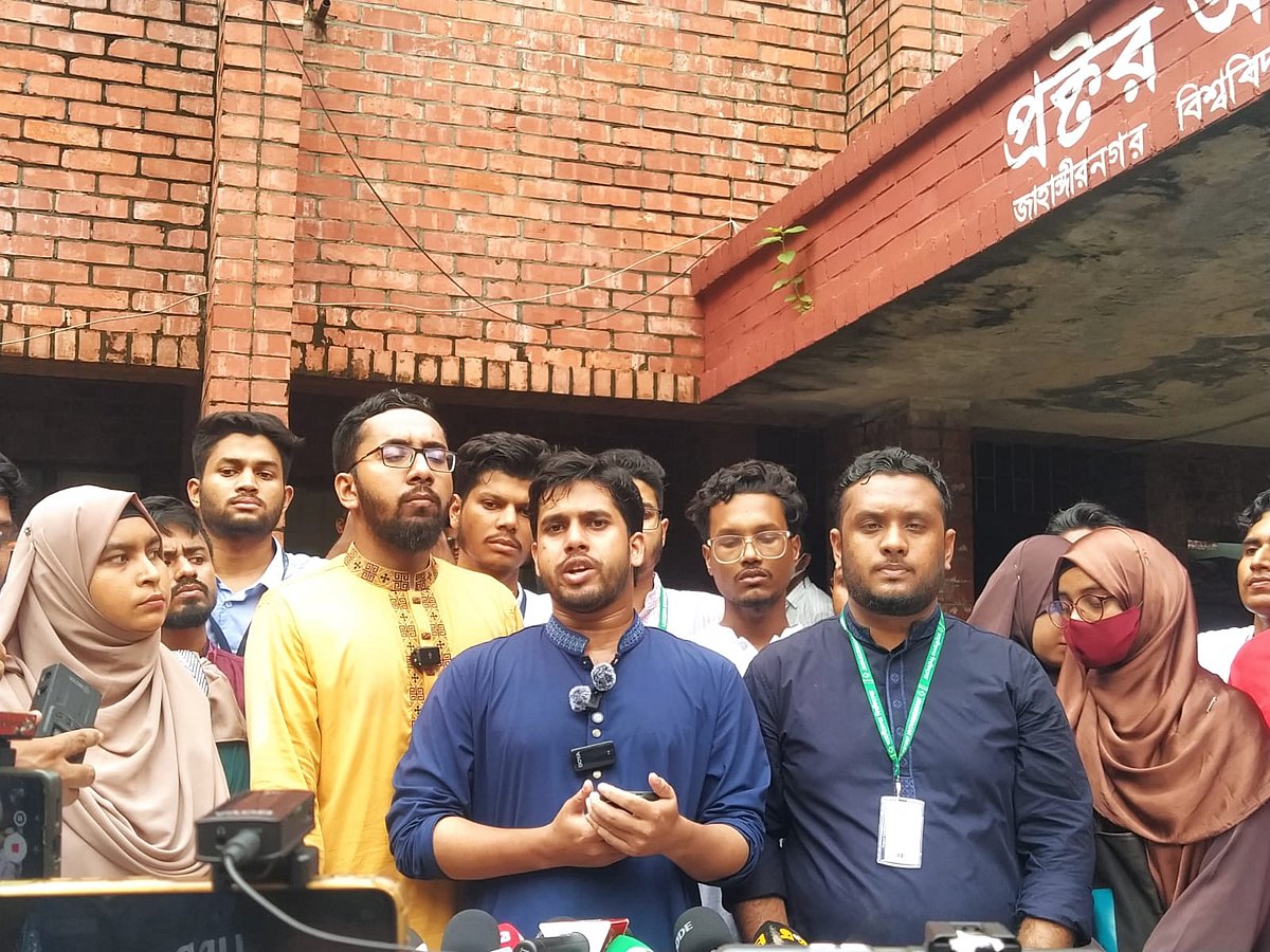 জাকসু নির্বাচনে ব্যাপক অসংগতি ও অনিয়মের অভিযোগ তুলে বাংলাদেশ ইসলামী ছাত্রশিবির–সমর্থিত প্যানেলের পক্ষে কথা বলেন আরিফ উল্লাহ। আজ বেলা দুইটার দিকে তোলা