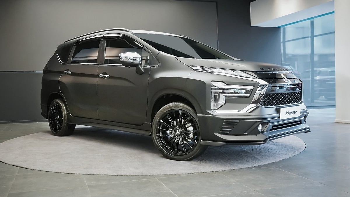 মিতসুবিশির এক্সপ্যান্ডার ম্যাট ব্ল্যাক মডেলের গাড়ি