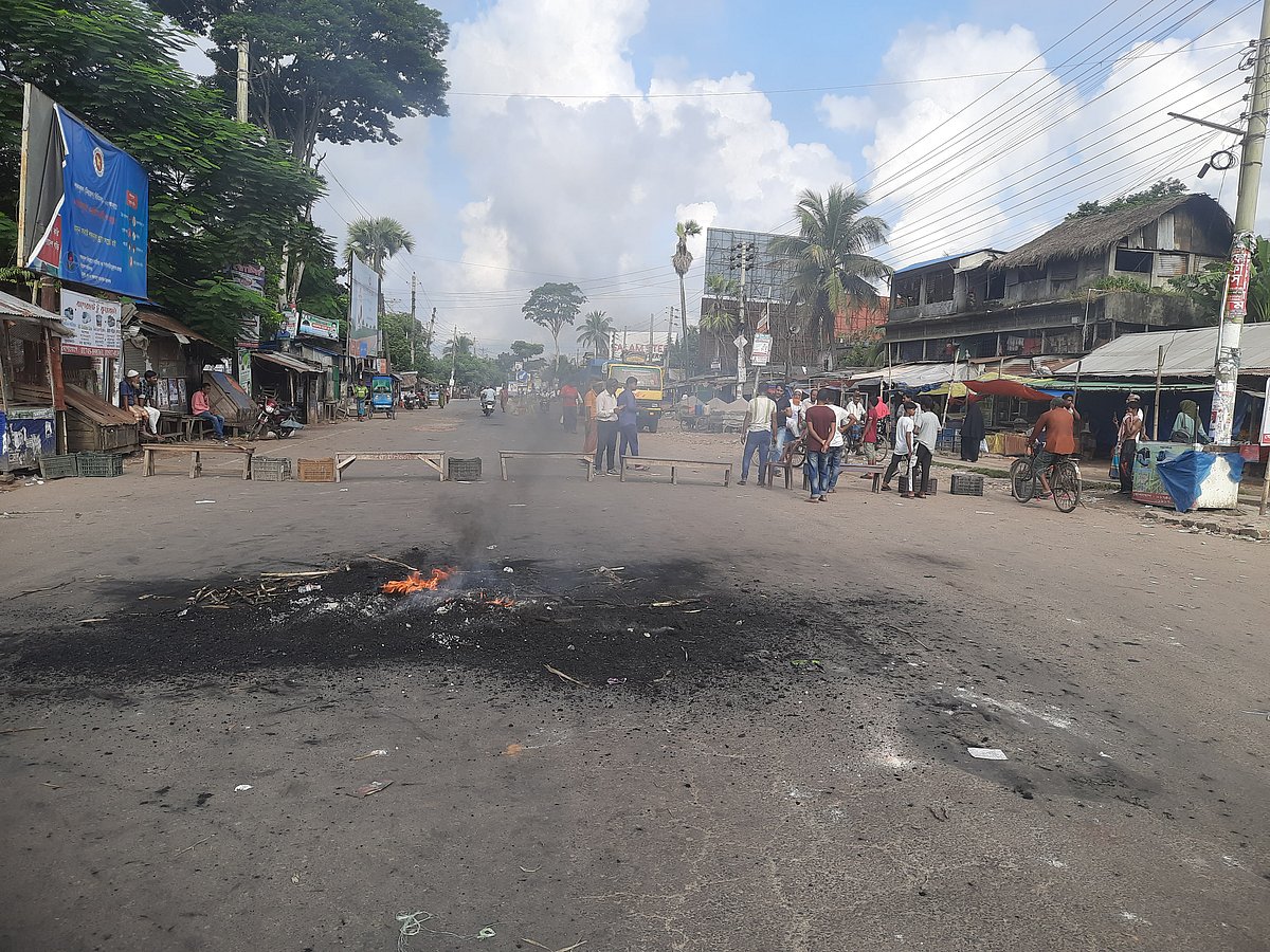 বাগেরহাটের সব মহাসড়কে আজ বৃহস্পতিবার হরতালের কারণে যান চলাচল বন্ধ ছিল। মোড়ে মোড়ে আগুন জ্বালিয়ে প্রতিবন্ধকতা তৈরি করা হয়। শহরের কেন্দ্রীয় বাস টার্মিনাল এলাকায়