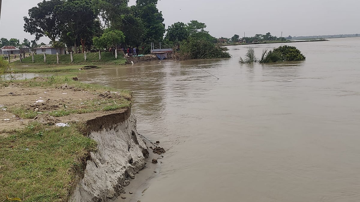 কুষ্টিয়ায় পদ্মার ভাঙনে বিলীন বিজিবির একটি বিওপি। আজ বৃহস্পতিবার