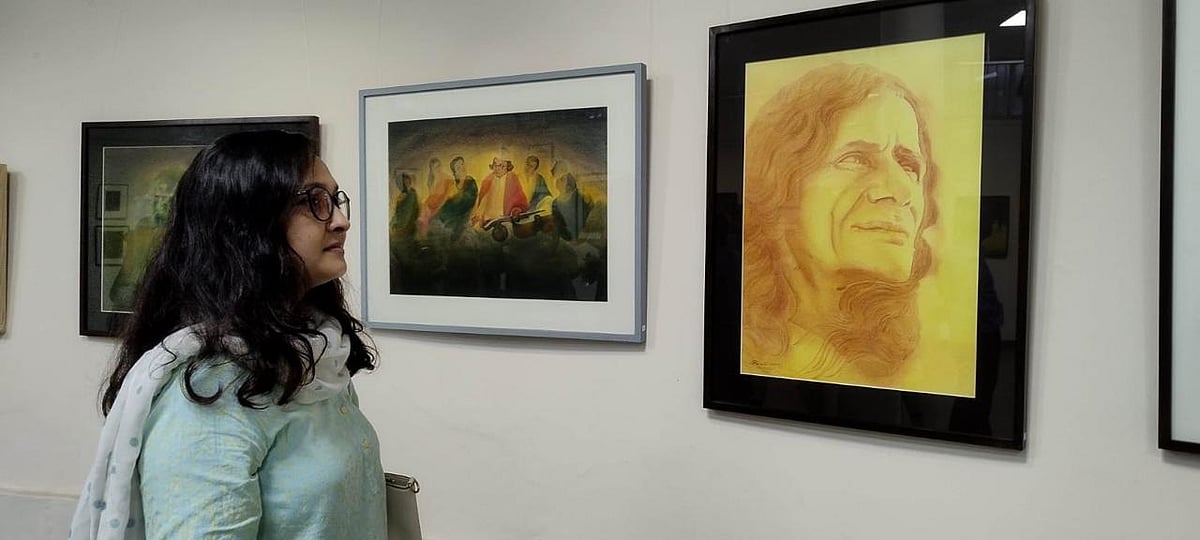 শিষ্য–গুরু’ শীর্ষক প্রাচ্যকলা রীতির শিল্পকর্ম প্রদর্শনীতে দর্শকেরা শিল্পকর্ম দেখছেন। গতকাল চারুকলা অনুষদের জয়নুল গ্যালারিতে