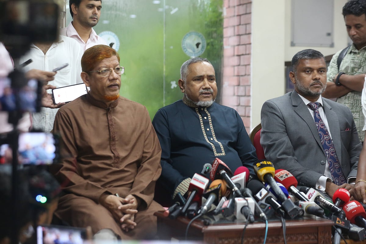 জুলাই সনদের বাস্তবায়ন কীভাবে হবে, তা নিয়ে রাজনৈতিক দলগুলোর সঙ্গে বৈঠক করছে জাতীয় ঐকমত্য কমিশন। মধ্যাহ্নভোজের বিরতিতে সাংবাদিকদের সঙ্গে কথা বলেন জামায়াতে ইসলামীর প্রতিনিধিদলের সদস্যরা। ফরেন সার্ভিস একাডেমি, ১১ সেপ্টেম্বর, ২০২৫