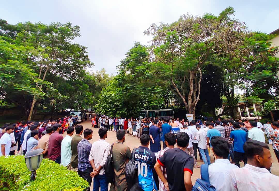 কুমিল্লা বিশ্ববিদ্যালয়ের শিক্ষার্থী ও তাঁর মায়ের হত্যাকাণ্ডের প্রতিবাদ এবং ন্যায়বিচার নিশ্চিতের দাবিতে মানববন্ধন। বৃহস্পতিবার বেলা ১১টার দিকে বিশ্ববিদ্যালয়ের গোলচত্বরে