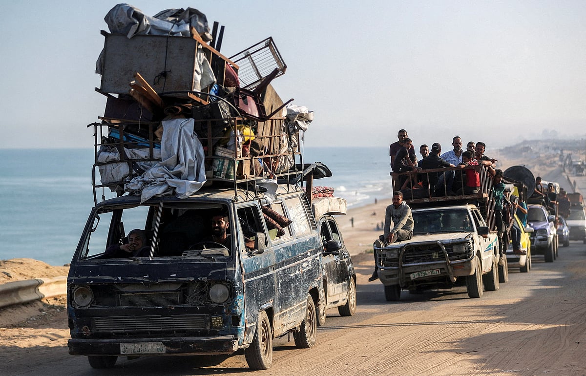ইসরায়েলের তীব্র হামলা ও হুমকির মুখে গাজা নগরী ছেড়ে দক্ষিণের দিকে যাচ্ছেন ফিলিস্তিনিরা। গতকাল গাজা উপত্যকায়