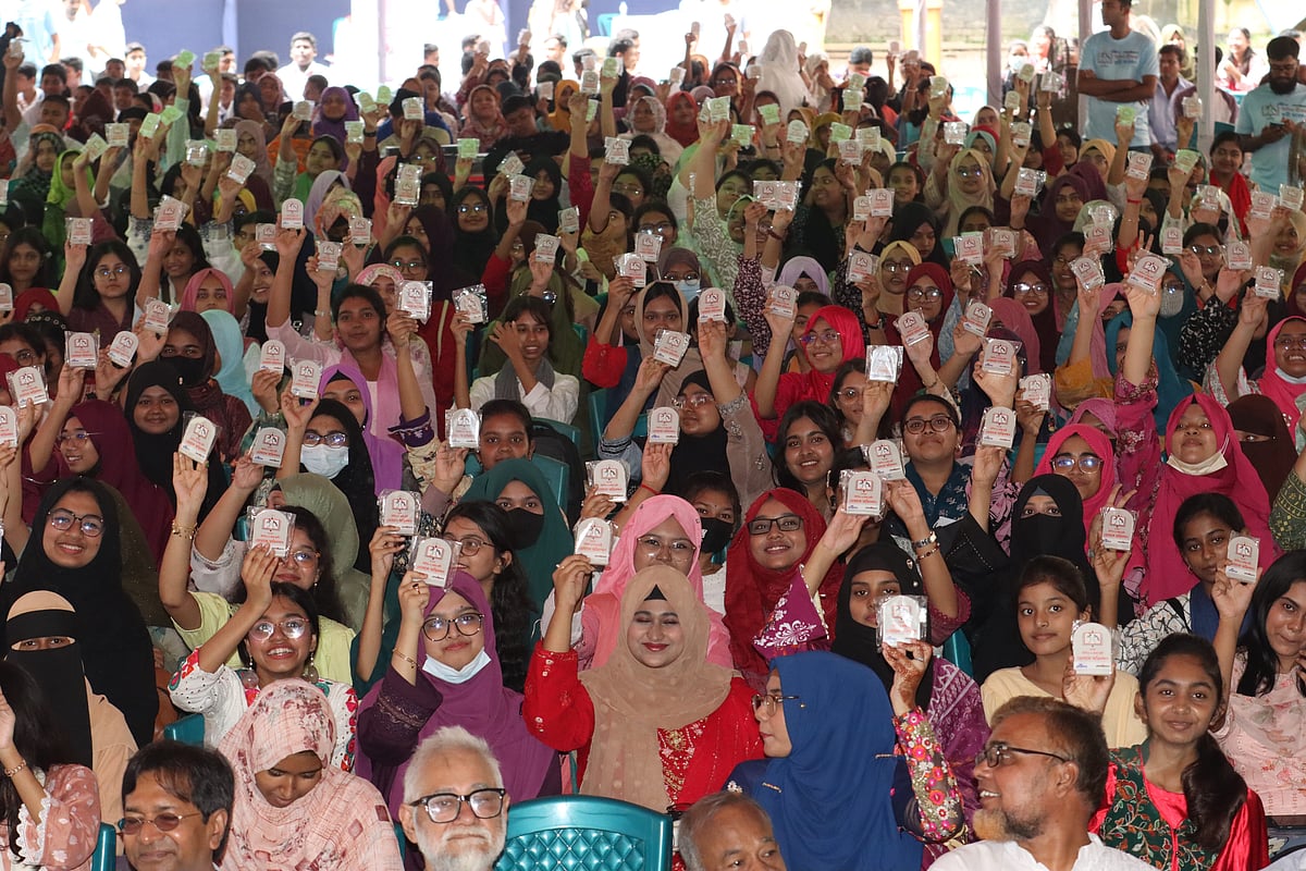 ফরিদপুরে শিখো-প্রথম আলো জিপিএ–৫ সংবর্ধনা অনুষ্ঠানে ক্রেস্ট হাতে উচ্ছ্বসিত কৃতী শিক্ষার্থীরা। বৃহস্পতিবার সকালে ফরিদপুর উচ্চবিদ্যালয়ে