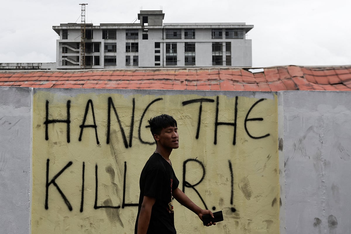 দেয়ালের একটি গ্রাফিতিতে লেখা ‘হত্যাকারীকে ফাঁসিতে ঝোলাও’। সামাজিক যোগাযোগমাধ্যম নিষিদ্ধ করার প্রতিবাদ ও দুর্নীতিবিরোধী বিক্ষোভের পর অনেকটা শান্ত নেপাল। কাঠমান্ডু, ১১ সেপ্টেম্বর