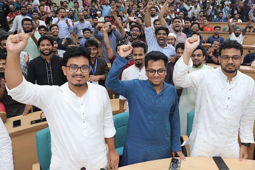 ডাকসু নির্বাচনে বিজয়ের পর ইসলামী ছাত্রশিবির–সমর্থিত ঐক্যবদ্ধ শিক্ষার্থী জোটের (বাঁ থেকে) মো. আবু সাদিক কায়েম (ভিপি), এস এম ফরহাদ (জিএস) ও মুহা. মহিউদ্দীন খান (এজিএস)। গতকাল সকালে ঢাকা বিশ্ববিদ্যালয়ের সিনেট ভবনে