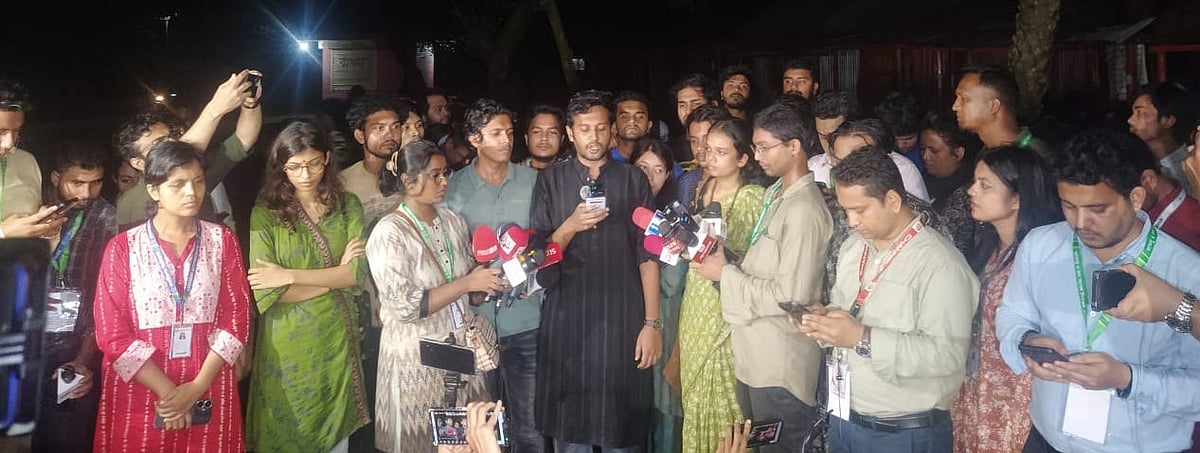 সংবাদ সম্মেলনে ভোট বর্জনের কথা জানান চারটি প্যানেলের প্রার্থীরা। আজ বৃহস্পতিবার সন্ধ্যায় জাহাঙ্গীরনগর বিশ্ববিদ্যালয়ের পরিবহন চত্বরে