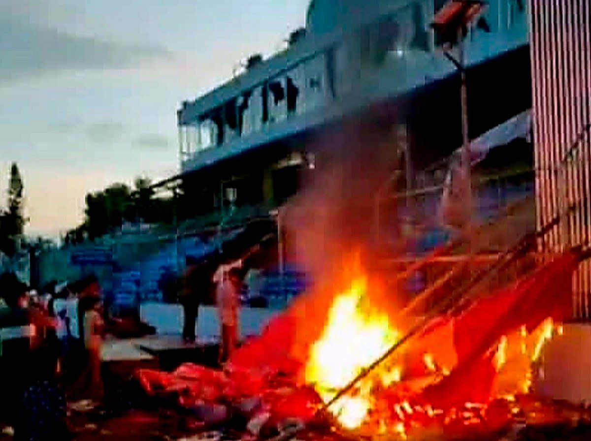 কক্সবাজারে বীর শ্রেষ্ট রুহুল আমিন স্টেডিয়ামে অগ্নিসংযোগ করে বিক্ষুব্ধ লোকজন। আজ বিকেলে