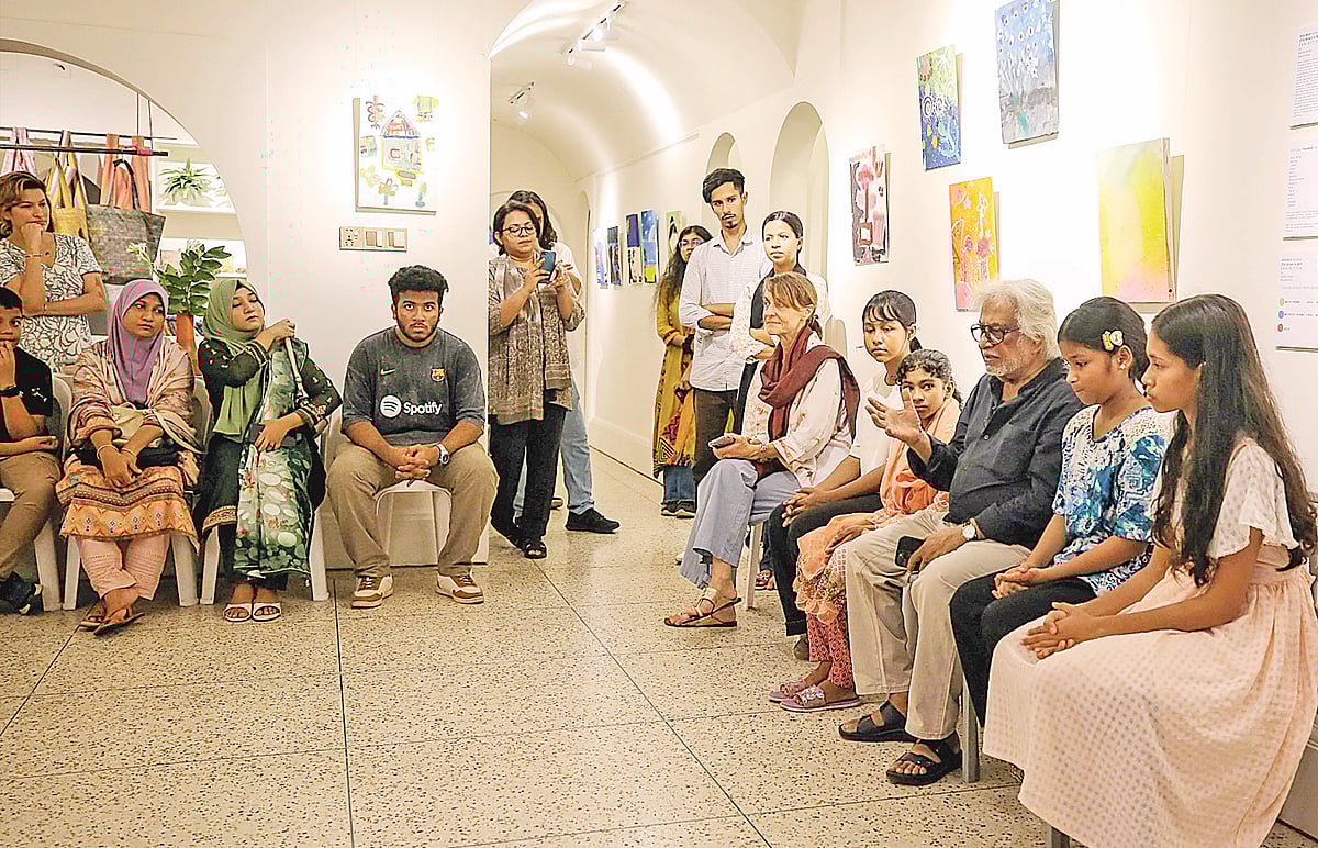 রাজধানীর বনানীতে গতকাল উদ্বোধন করা হলো কড়াইল বস্তির শিশুদের আঁকা ছবি নিয়ে চিত্রকর্ম প্রদর্শনী ‘ডিজায়ার্ড কড়াইল’। প্রদর্শনীটির উদ্বোধনী অনুষ্ঠানে বক্তব্য দেন বিশিষ্ট শিল্পী মনিরুল ইসলাম। প্রদর্শনীটি চলবে আজ শনিবার পর্যন্ত