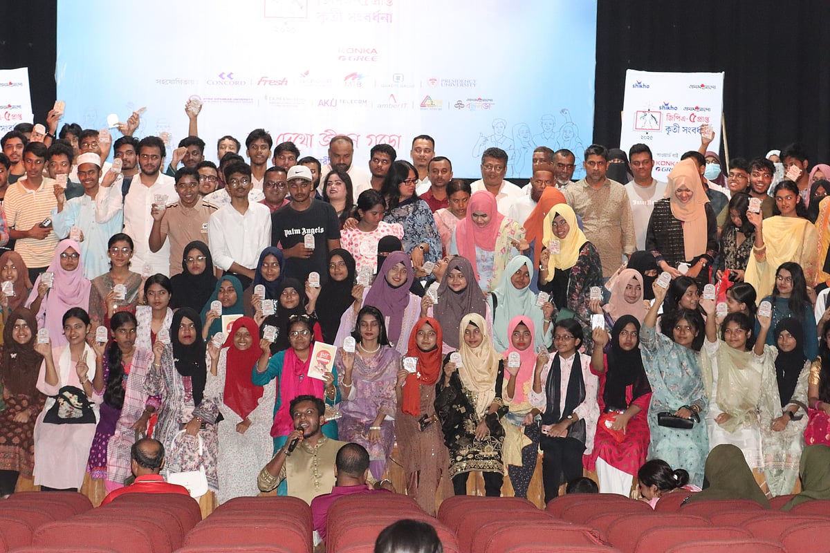 মাদারীপুরে জিপিএ–৫ সংবর্ধনা অনুষ্ঠানে ক্রেস্ট হাতে উচ্ছ্বসিত শিক্ষার্থীরা। মাদারীপুর জেলা শিল্পকলা একাডেমি, ১২ সেপ্টেম্বর