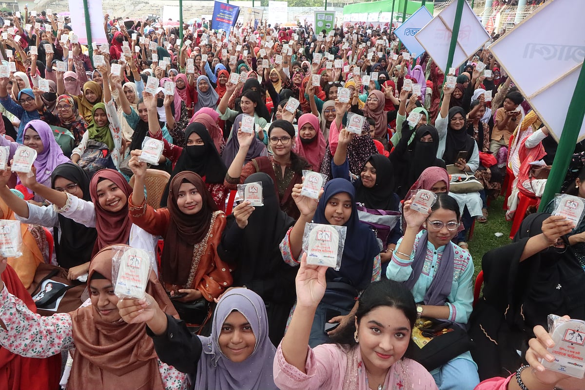 রাজশাহীতে জিপিএ–৫ সংবর্ধনা অনুষ্ঠানে ক্রেস্ট হাতে উচ্ছ্বসিত কৃতী শিক্ষার্থীরা। রাজশাহী মুক্তিযুদ্ধ স্মৃতি স্টেডিয়ামে শুক্রবার সকালে