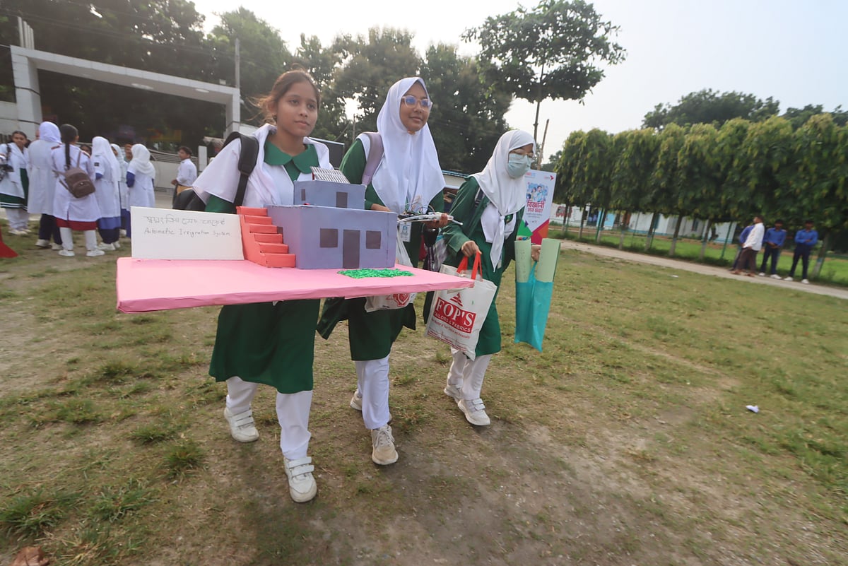 বিজ্ঞান উৎসবে বৈজ্ঞানিক প্রজেক্ট প্রদর্শন করছে শিক্ষার্থীরা। আজ শুক্রবার সকালে রংপুর পুলিশ লাইনস স্কুল অ্যান্ড কলেজ প্রাঙ্গণে