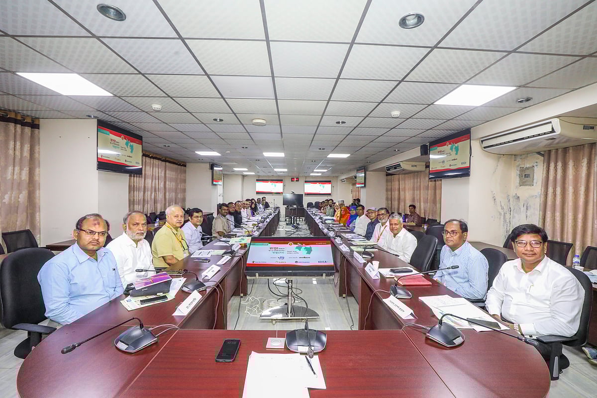 ‘রংপুর অঞ্চলে মা ও নবজাতকের স্বাস্থ্যসেবা: বিদ্যমান অবস্থা, চ্যালেঞ্জ ও করণীয়’ শীর্ষক গোলটেবিল বৈঠকে অংশগ্রহণকারীরা। ২৭ আগস্ট ২০২৫ রাজধানীর স্বাস্থ্য অধিদপ্তর সভাকক্ষে