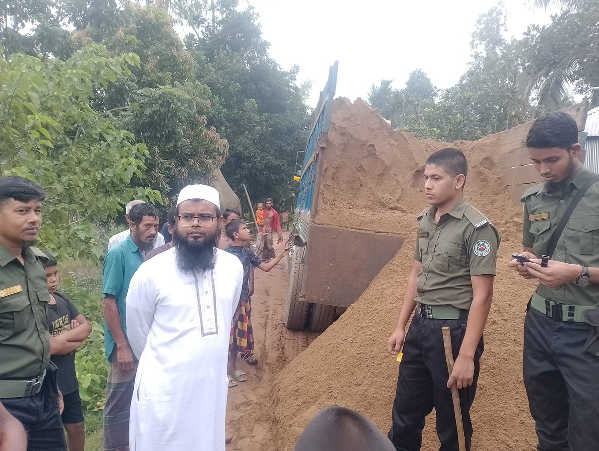 ময়মনসিংহের ধোবাউড়ায় অবৈধভাবে নেতাই নদ থেকে বালু উত্তোলনে করে পাচারের সময় ১৮টি ট্রাক্টর ও ৫টি ট্রাক জব্দ করে উপজেলা প্রশাসন। আজ শুক্রবার ভোরে উপজেলার চাড়িয়াকান্দা এলাকায়