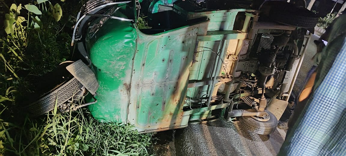 মহাসড়কের পাশে উল্টে থাকা সিএনজিচালিত অটোরিকশা