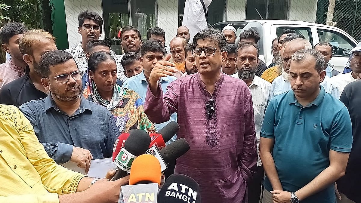 মাগুরার শ্রীপুরে কবি ফররুখ আহমদের বাড়ি পরিদর্শনে এসে সাংবাদিকদের সঙ্গে কথা বলেন প্রেস সচিব শফিকুল আলম। শুক্রবার সকালে উপজেলার মাঝাইল গ্রামে