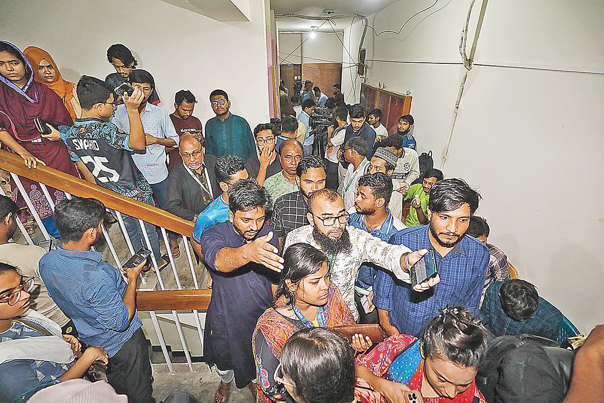 জাকসু নির্বাচনে ভোট গণনা বিলম্বের কারণে বাইরে অপেক্ষায় থাকা প্রার্থীসহ শিক্ষার্থীদের প্রতিবাদ। গতকাল সন্ধ্যা সাড়ে সাতটায় জাহাঙ্গীরনগর বিশ্ববিদ্যালয়ের সিনেট ভবনে।