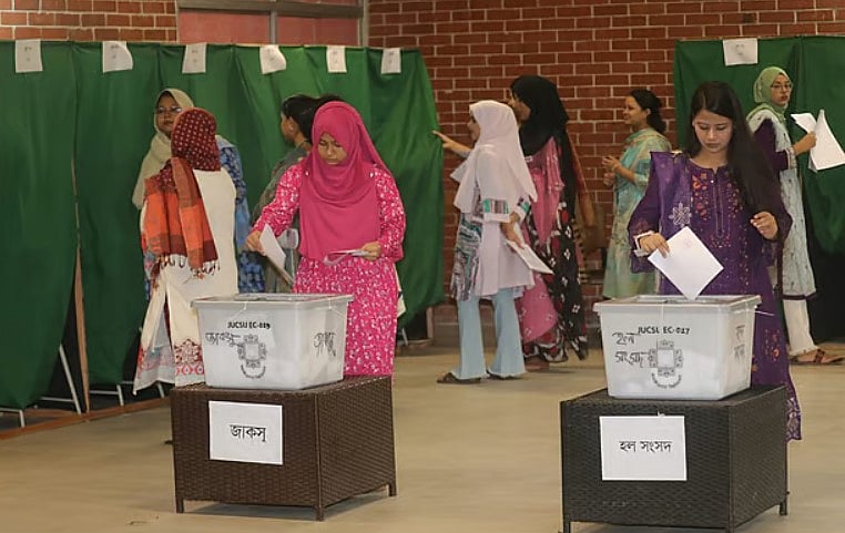 জাকসু নির্বাচনে ভোট দিচ্ছেন ছাত্রীরা