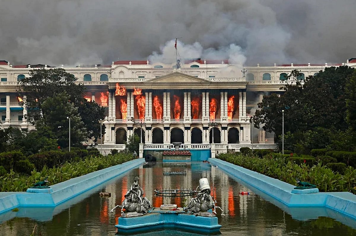 নেপালের পার্লামেন্টে আগুন ধরিয়ে দেয় বিক্ষুব্ধ জনতা