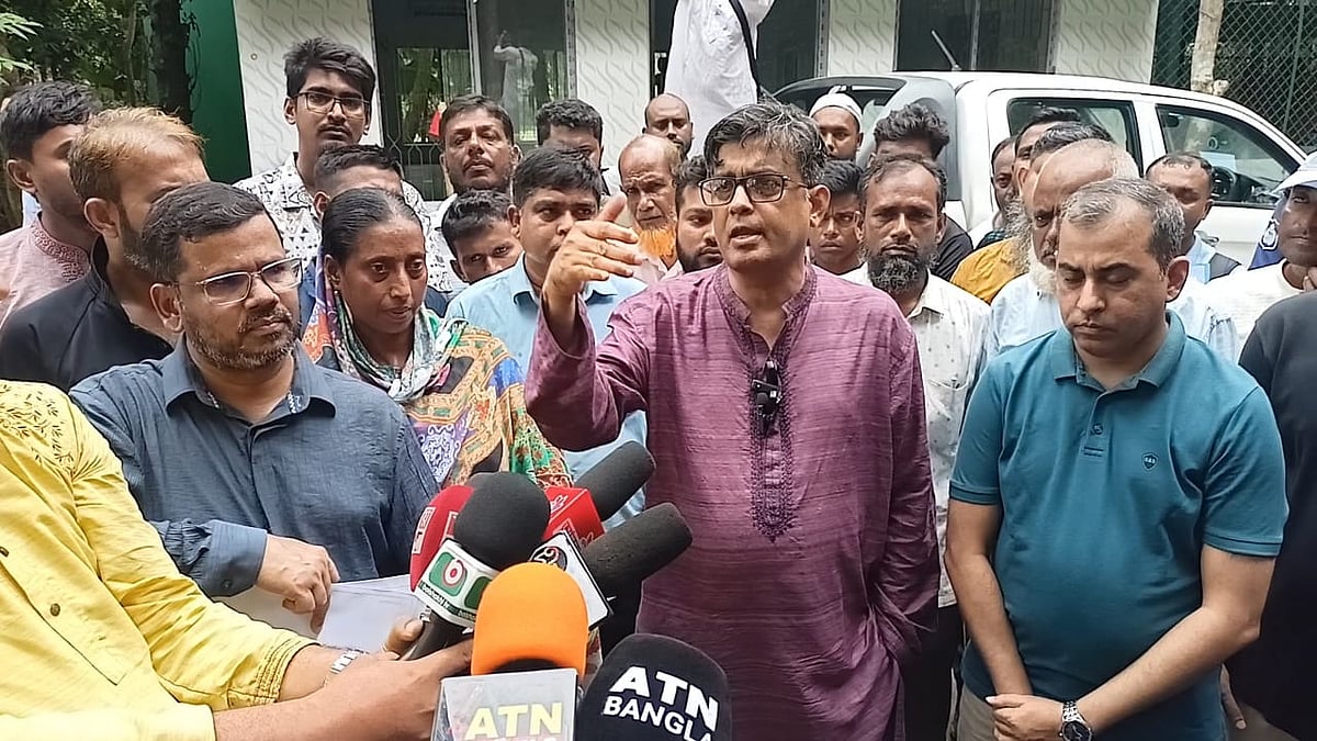 মাগুরার শ্রীপুরে কবি ফররুখ আহমদের বাড়ি পরিদর্শনে এসে সাংবাদিকদের সঙ্গে কথা বলেন প্রেস সচিব শফিকুল আলম। শুক্রবার সকালে উপজেলার মাঝাইল গ্রামে