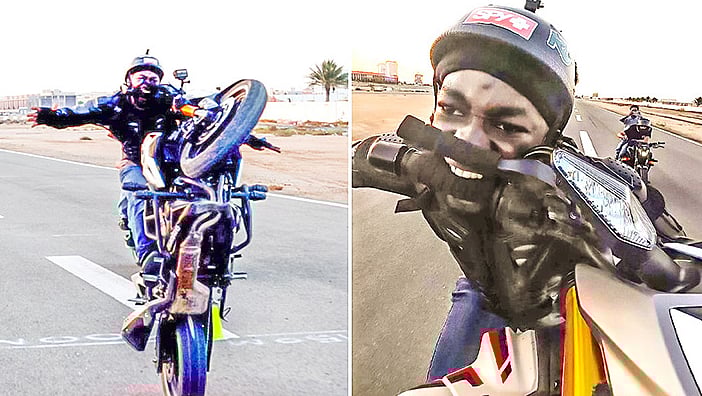 মুখ দিয়ে হ্যান্ডেল কামড়ে ধরে মোটরসাইকেল চালাচ্ছেন সৌদি তরুণ