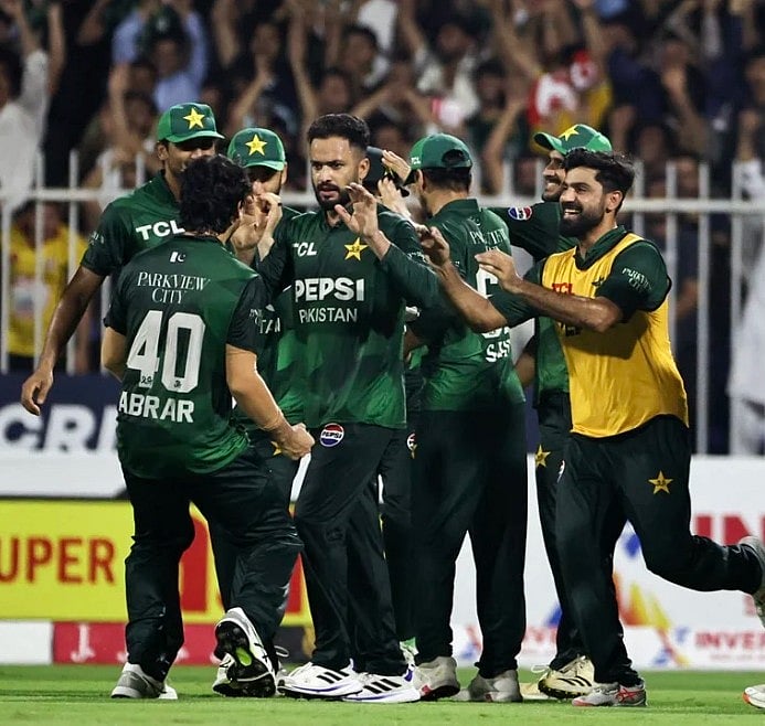 সর্বশেষ ম্যাচে ৫ উইকেট নেওয়ার পর নেওয়াজকে ঘিরে ক্রিকেটারদের উল্লাস।