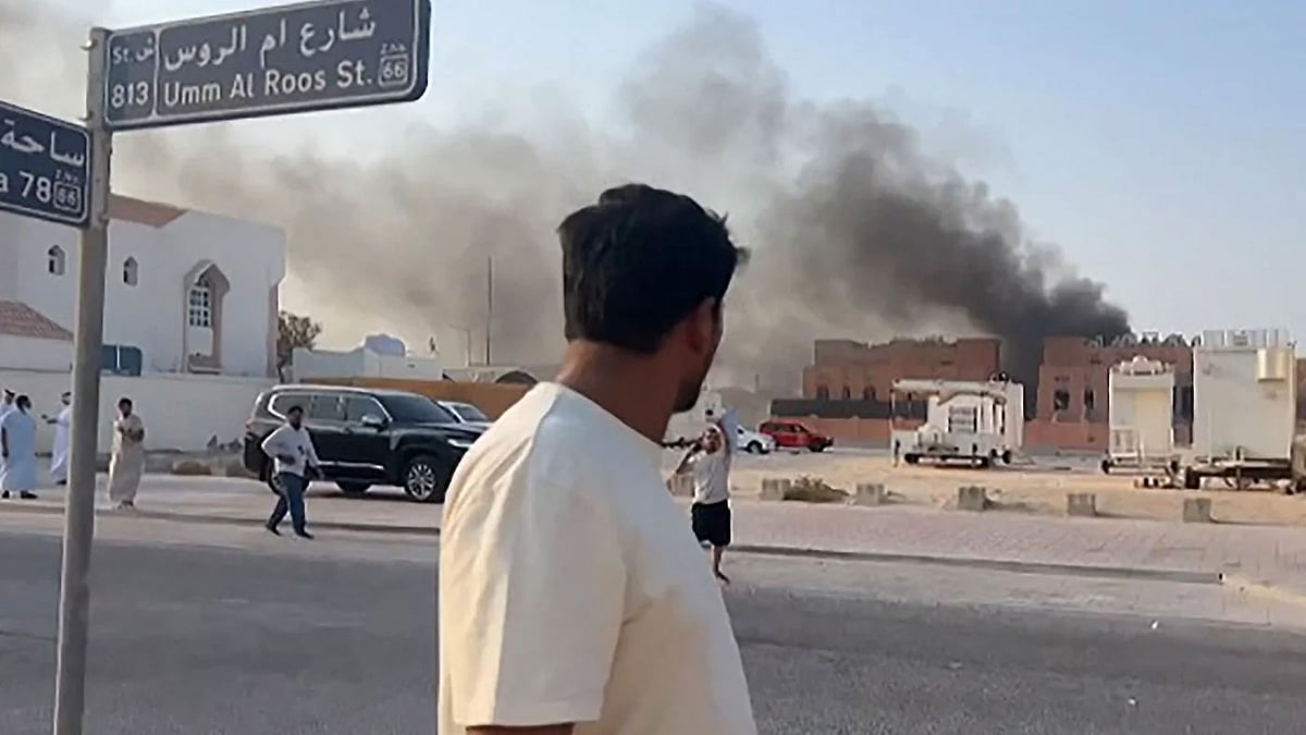 ইসরায়েলের বিমান হামলার পর ধোঁয়া উড়তে দেখা যাচ্ছে। কাতারের রাজধানী দোহায়, ৯ সেপ্টেম্বর ২০২৫