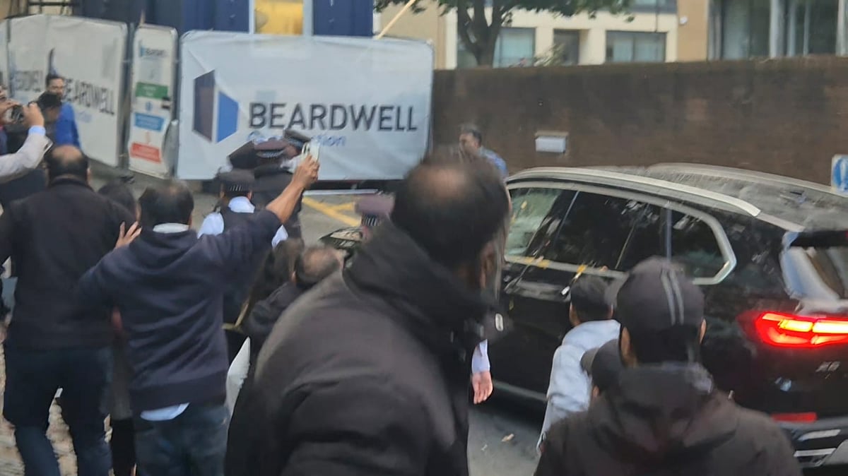 লন্ডনে তথ্য ও সম্প্রচার উপদেষ্টা মাহফুজ আলমকে বহনকারী গাড়ি মনে করে বাংলাদেশ হাইকমিশনের এই গাড়িতে ডিম নিক্ষেপ করেন আওয়ামী লীগের নেতা–কর্মীরা। শুক্রবার সন্ধ্যায় মধ্য লন্ডনে