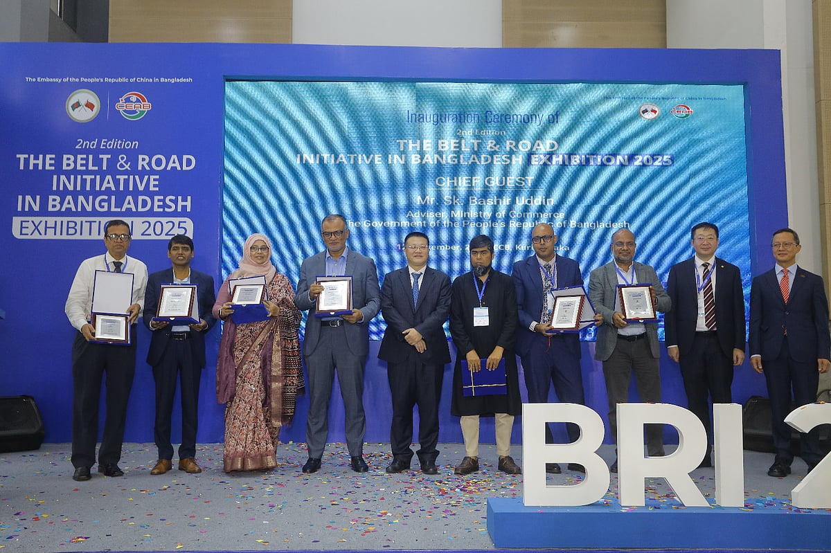 বেল্ট অ্যান্ড রোড ইনিশিয়েটিভ ইন বাংলাদেশ এক্সিবিশন ২০২৫ এর উদ্বোধনী অনুষ্ঠানে বাণিজ্য উপদেষ্টা শেখ বশিরউদ্দীনসহ অন্যরা। আজ শুক্রবার আন্তর্জাতিক কনভেনশন সিটি বসুন্ধরায় (আইসিসিবি)