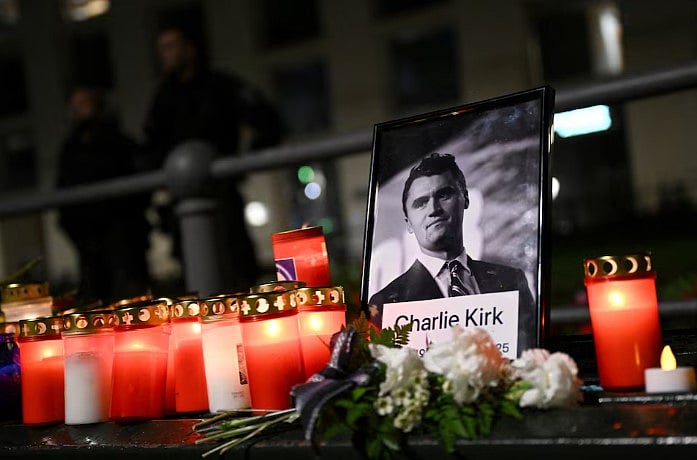 চার্লি কার্কের ছবির সামনে ফুল রেখে এবং মোমবাতি জ্বালিয়ে শ্রদ্ধা নিবেদন করা হয়