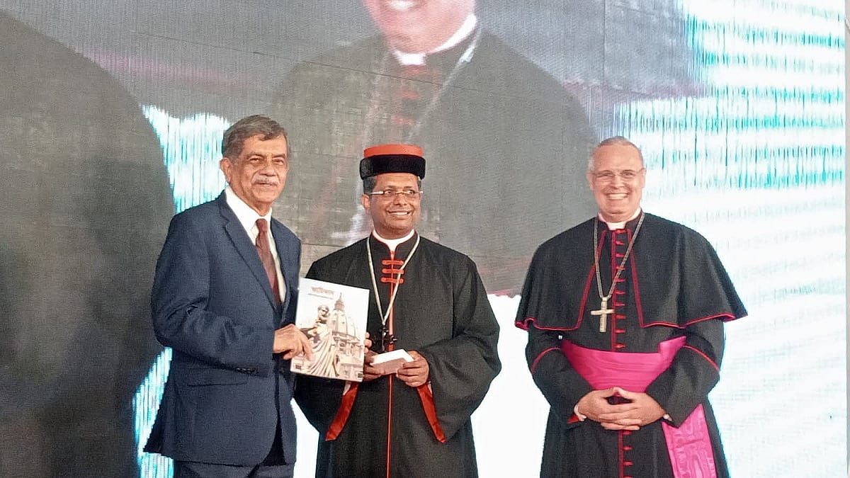 বৃহস্পতিবার সন্ধ্যায় ঢাকায় ভ্যাটিকান দূতাবাসে পোপ দিবস উপলক্ষে একটি অনুষ্ঠানের আয়োজন করা হয়