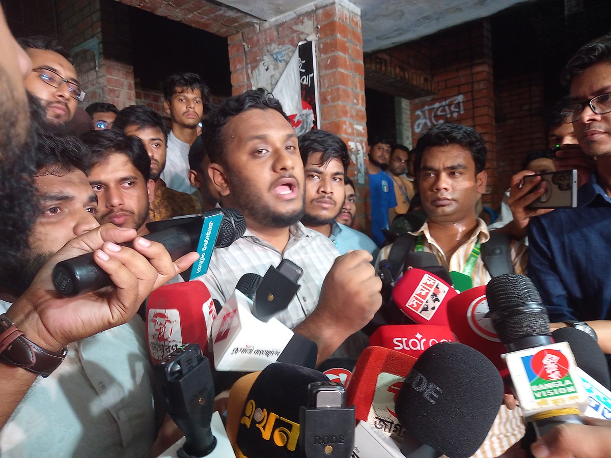 সংবাদ সম্মেলনে কথা বলছেন ইসলামী ছাত্রশিবির–সমর্থিত সমন্বিত শিক্ষার্থী জোটের এজিএস (পুরুষ) পদপ্রার্থী ফেরদৌস আল হাসান। আজ শুক্রবার রাত ১০টার দিকে জাহাঙ্গীরনগর বিশ্ববিদ্যালয়ের পুরাতন প্রশাসনিক ভবনের সামনে