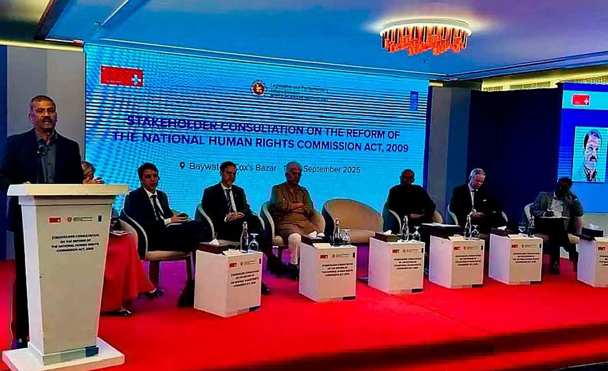 কক্সবাজারে জাতীয় মানবাধিকার কমিশন আইন বিষয়ক কর্মশালায় বক্তব্য দেন আইন উপদেষ্টা আসিফ নজরুল। আজ দুপুরে