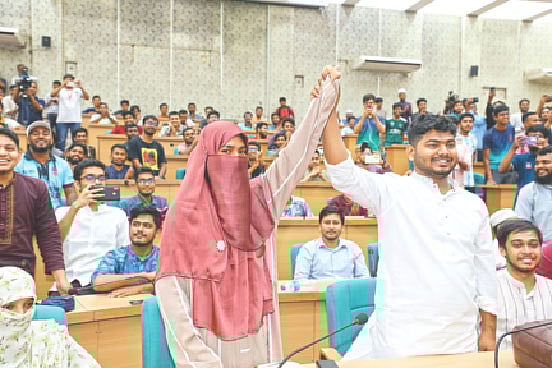 বিজয়ী হিসেবে নাম ঘোষণার পর স্ত্রী উম্মে ছালমার হাত তুলে ধরেন রায়হান উদ্দীন। বুধবার ঢাকা বিশ্ববিদ্যালয়ে