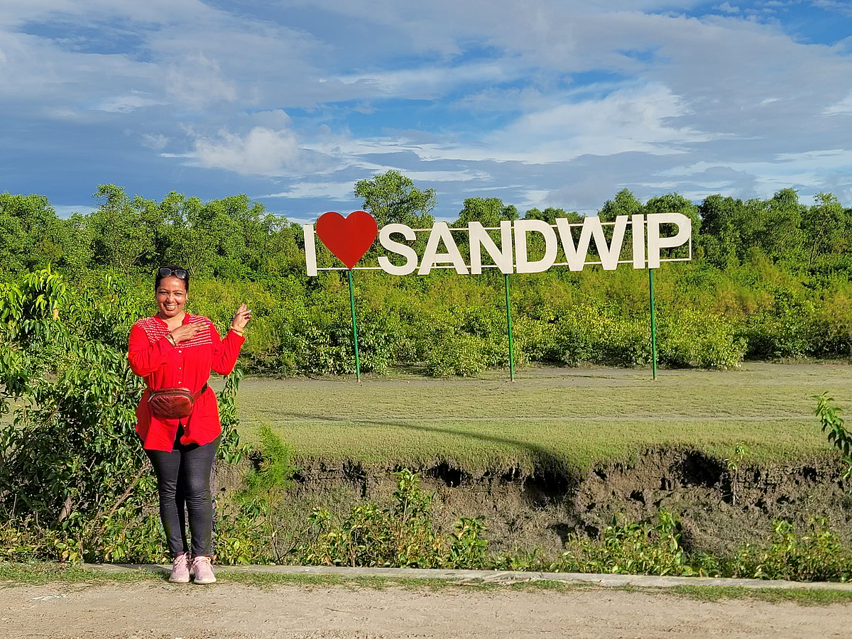 চট্টগ্রাম জেলার ঐতিহ্য দর্শনের অংশ হিসেবে গত মাসে সন্দ্বীপ গিয়েছিলেন এলিজা বিনতে এলাহী
