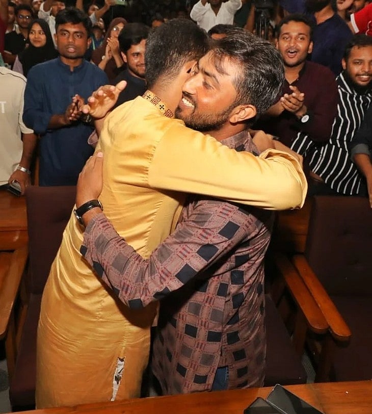 জাকসু নির্বাচনের ফলাফল ঘোষণার পর নবনির্বাচিত ভিপি আবদুর রশিদ (জিতু) ও জিএস মো. মাজহারুল ইসলাম