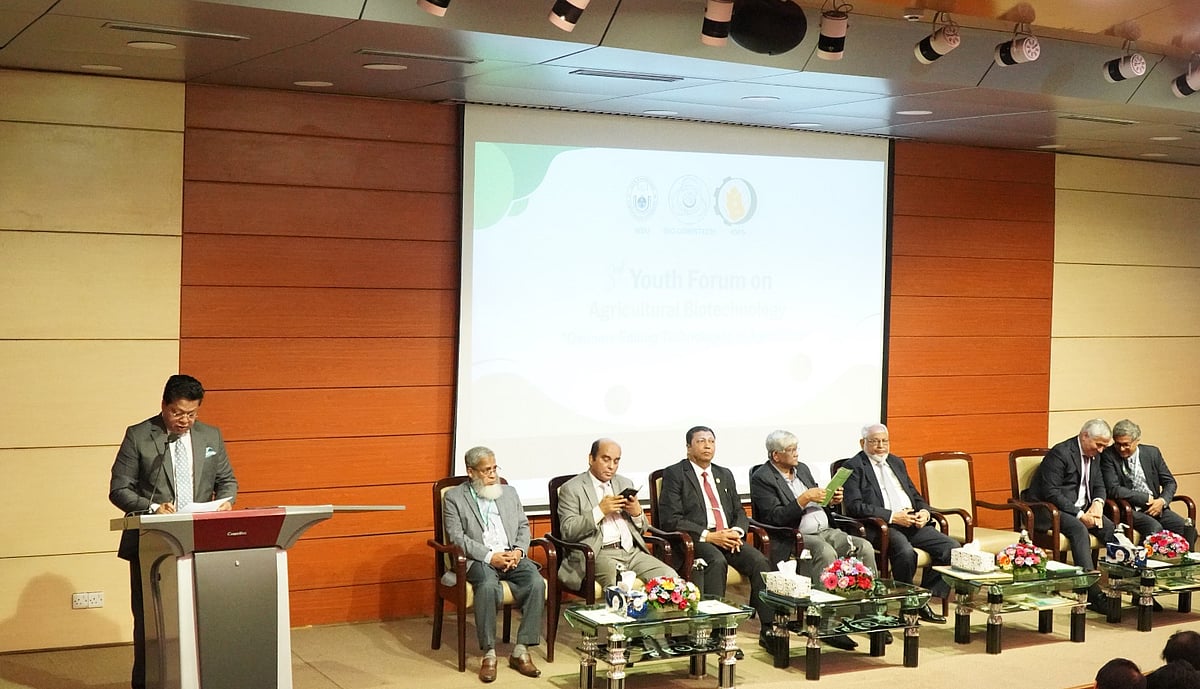 অনুষ্ঠানে বিশেষ অতিথির বক্তব্যে দিচ্ছেন এনএসইউ বোর্ড অব ট্রাস্টিজের চেয়ারম্যান আজিজ আল কায়সার