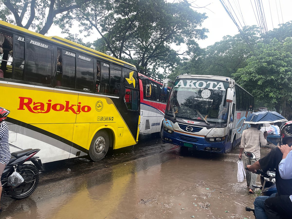 নাটোরে পরিবহনশ্রমিকেরা আজ শনিবার দুপুরে বড় হরিশপুর বাইপাস মোড়ে সড়ক অবরোধ করায় নাটোর-ঢাকা মহাসড়কে যানবাহন চলাচল বন্ধ হয়ে গেছে। তৈরি হয়েছে দীর্ঘ যানজট