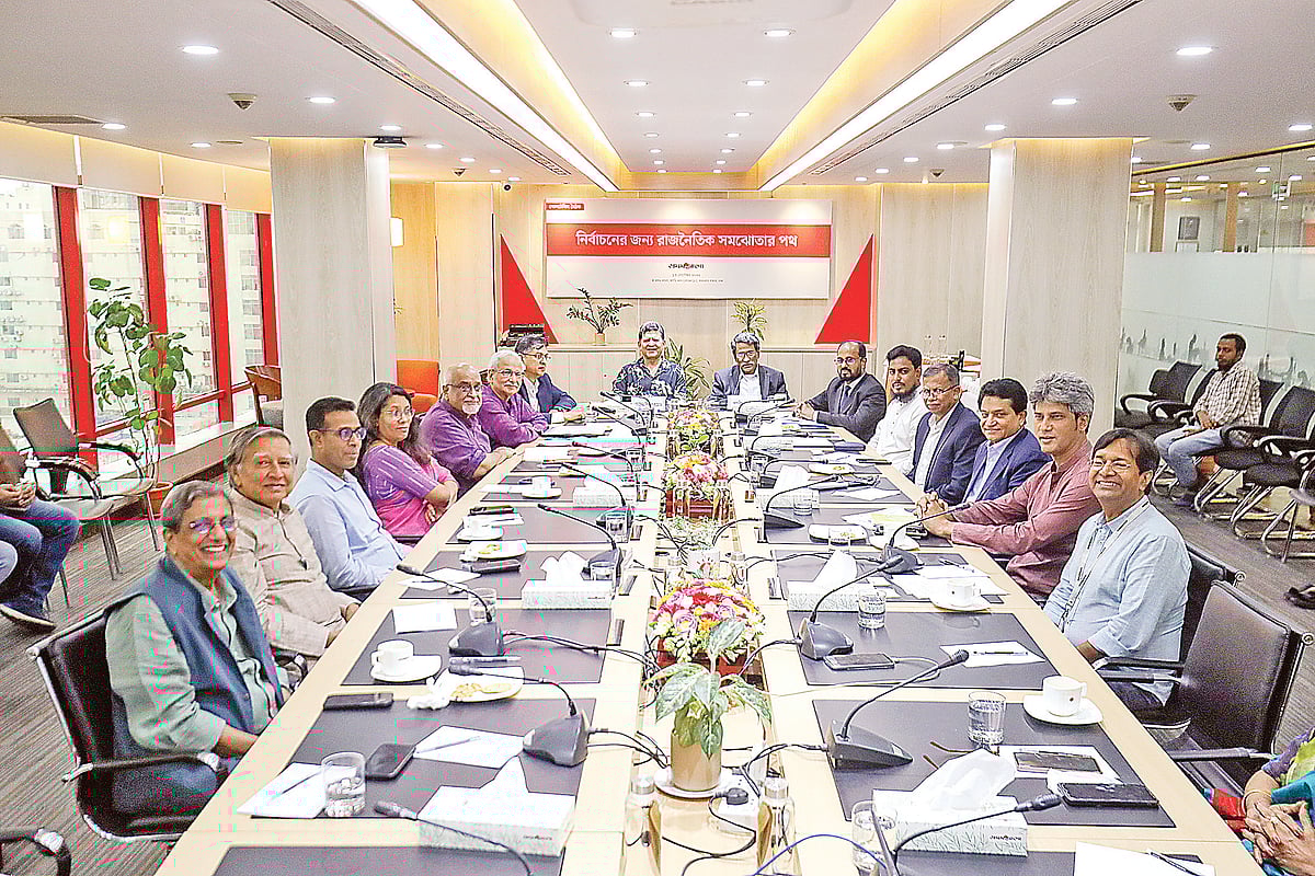 ‘নির্বাচনের জন্য রাজনৈতিক সমঝোতার পথ’ শীর্ষক গোলটেবিল বৈঠকে বিশিষ্টজনেরা। গতকাল ঢাকায় প্রথম আলো কার্যালয়ে