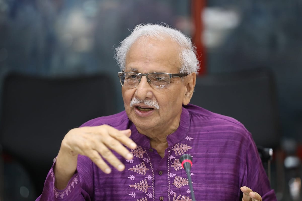 ‘নির্বাচনের জন্য রাজনৈতিক সমঝোতার পথ’ শীর্ষক গোলটেবিল বৈঠকে জাতীয় ঐকমত্য কমিশনের সদস্য ও নির্বাচনব্যবস্থা সংস্কার কমিশনের প্রধান বদিউল আলম মজুমদার। শনিবার রাজধানীর কারওয়ান বাজারে প্রথম আলোর কার্যালয়ে