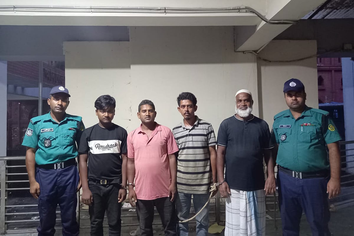 চট্টগ্রামে ঝটিকা মিছিল থেকে গ্রেপ্তার নিষিদ্ধে ঘোষিত ছাত্রলীগ ও আওয়ামী লীগের চার কর্মী–সমর্থক