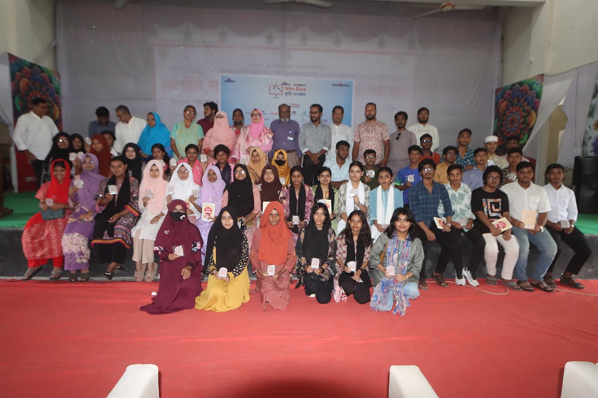 শরীয়তপুরে শিখো-প্রথম আলো জিপিএ-৫ প্রাপ্ত কৃতী শিক্ষার্থীদের সংবর্ধনা অনুষ্ঠানে অতিথিদের সঙ্গে শিক্ষার্থীরা। আজ সকালে শরীয়তপুর পৌরসভা মিলনায়তনে