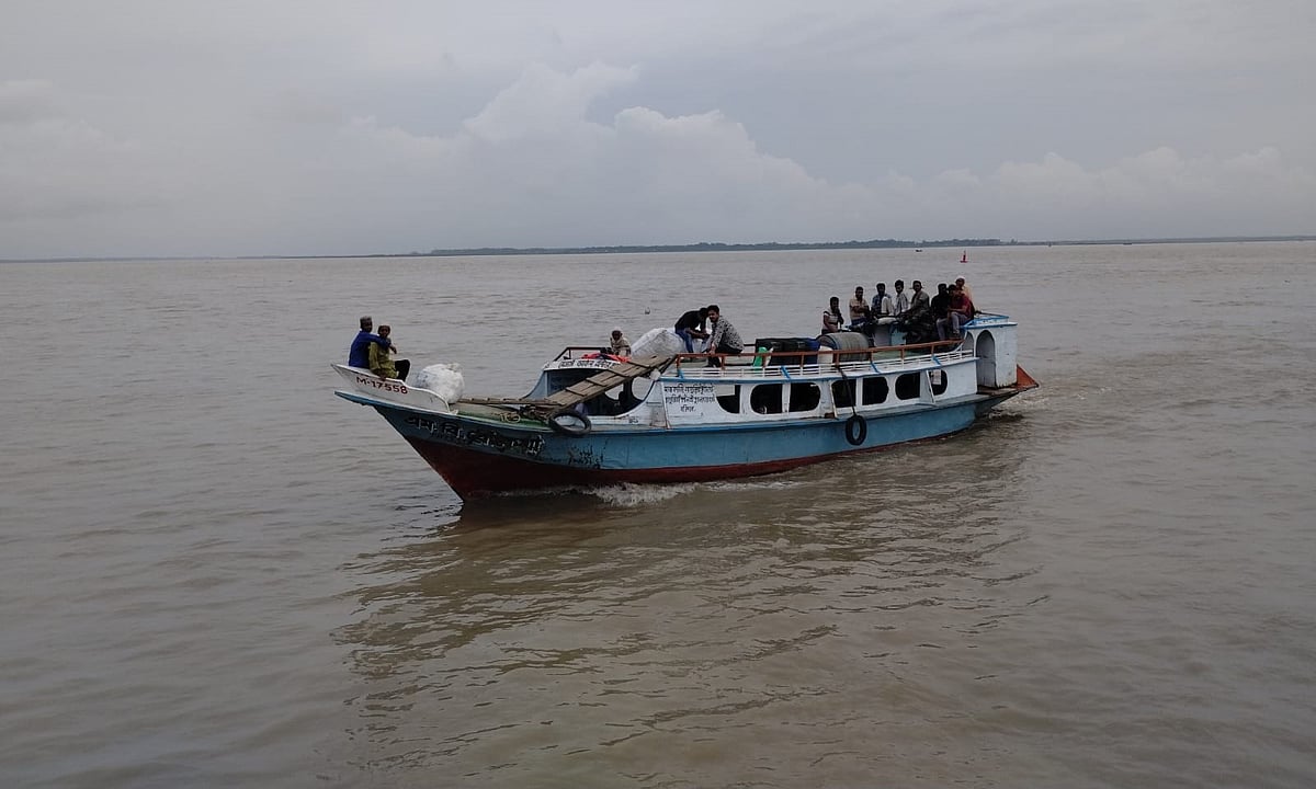 নদীপথে ছুটে চলা ছোট ট্রলার। অনেকেই ভোলা–বরিশাল নৌপথে চলাচলের জন্য ট্রলার বেছে নেন