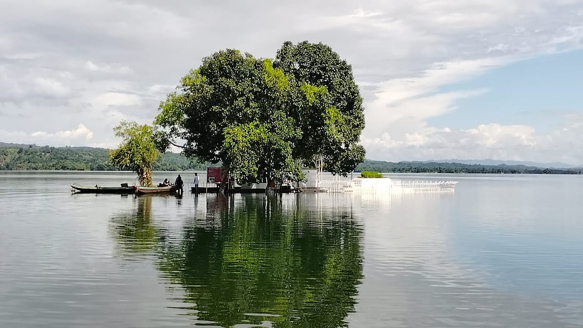 বীরশ্রেষ্ঠ মুন্সি আব্দুর রউফ স্মৃতিসৌধ। সম্প্রতি নানিয়ারচর উপজেলার বুড়িঘাট এলাকায়  তোলা