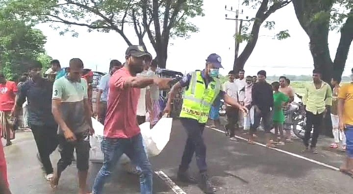 সড়ক দুর্ঘটনায় নিহত জেলা প্রশাসনের এক কর্মীর লাশ উদ্ধার করছে পুলিশ। আজ শনিবার বেলা সাড়ে ১১টার দিকে সুনামগঞ্জ-সিলেট সড়কের জয়কলস এলাকায়